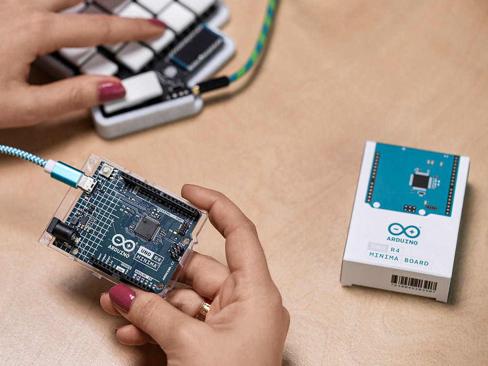 Arduino UNO R4 Minima carte 32 bits Renesas 5V
