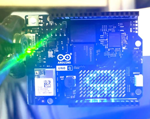 Arduino UNO Q 2GB carte Linux IA Debian 16GB