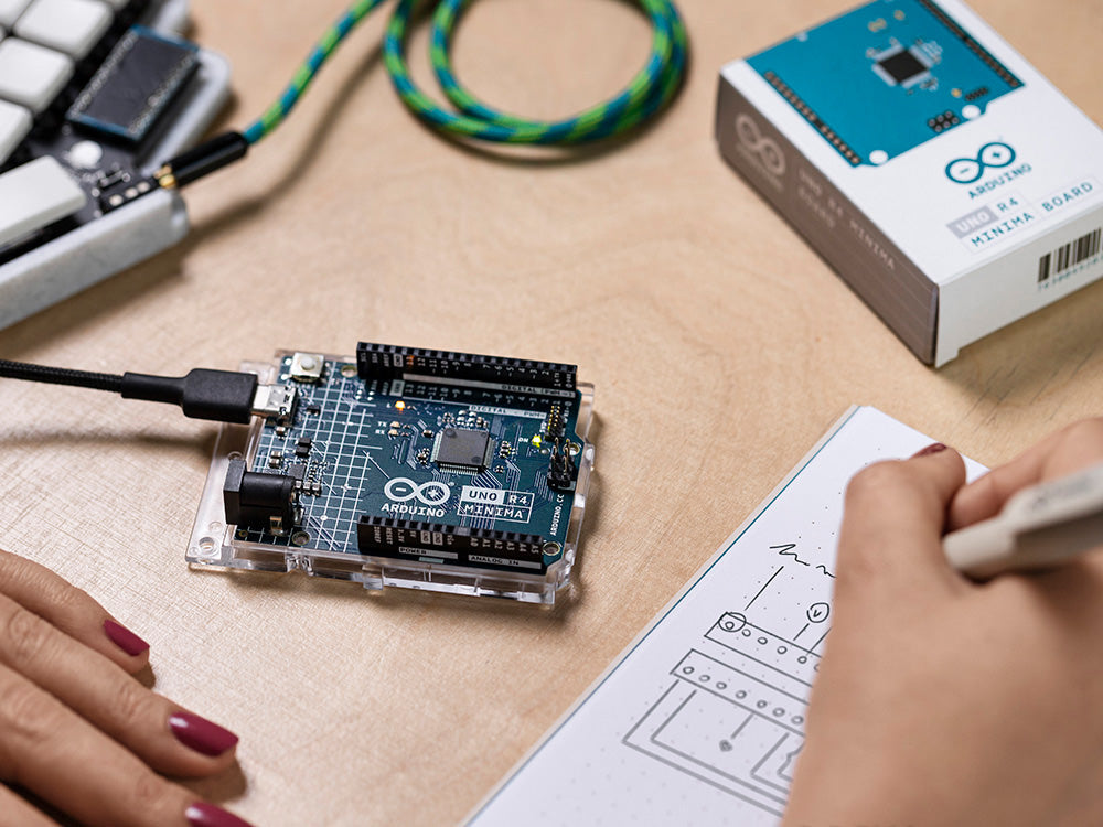 Arduino UNO R4 Minima carte 32 bits Renesas 5V
